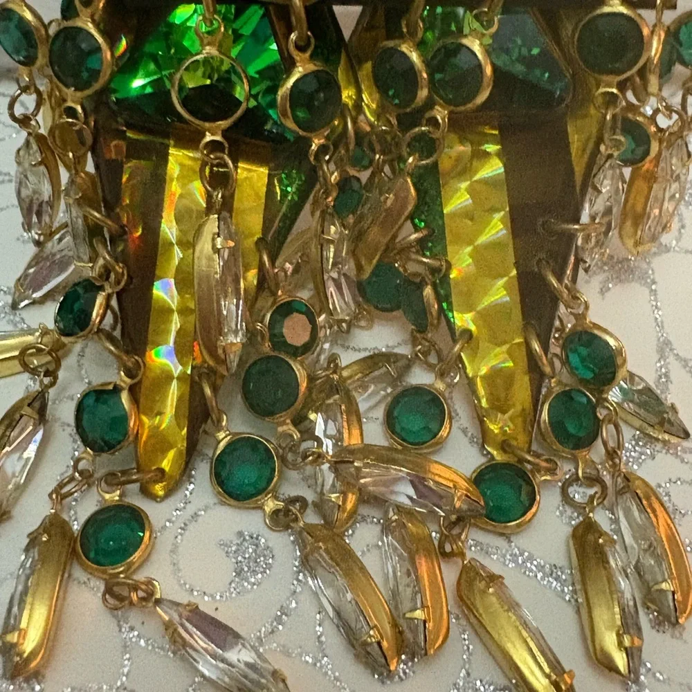 Vintage Beth Brennen Amazing 2 in 1 Green and Gold Loaded Earing New 51/2”long
S - Picture 5 of 16